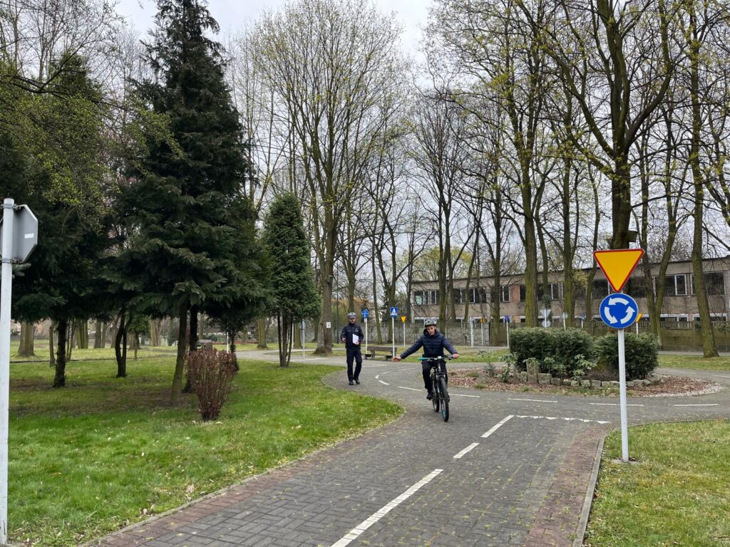 Uczestnicy konkursu podczas części praktycznej – jazda na rowerze