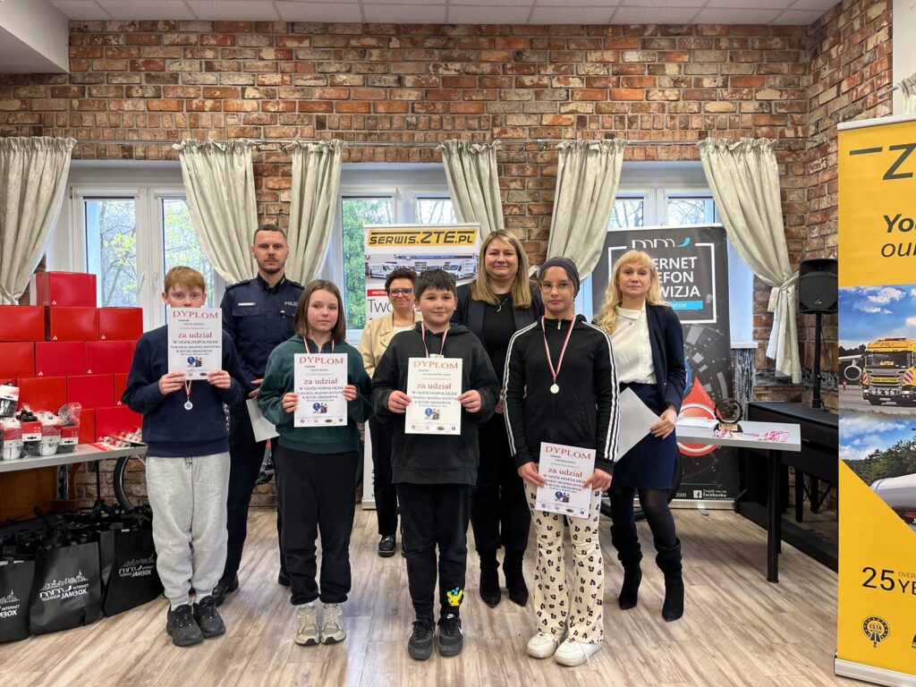 Finaliści konkursu z nagrodami, przybyli goście i organizatorzy 