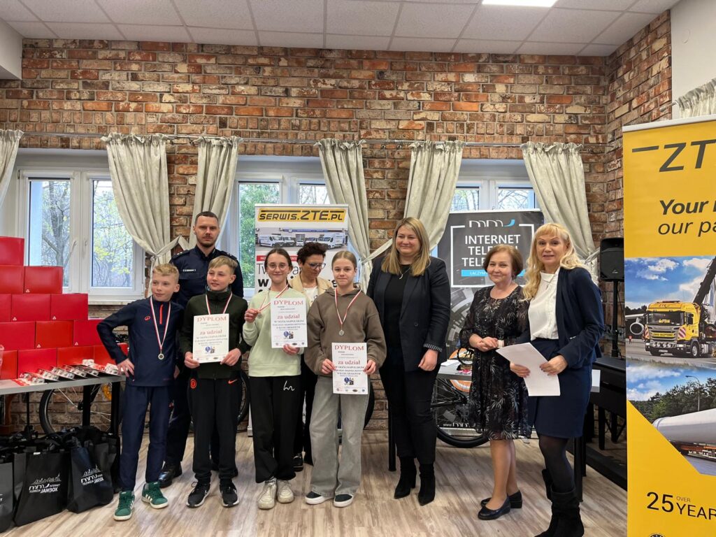 Finaliści konkursu z nagrodami, przybyli goście i organizatorzy 