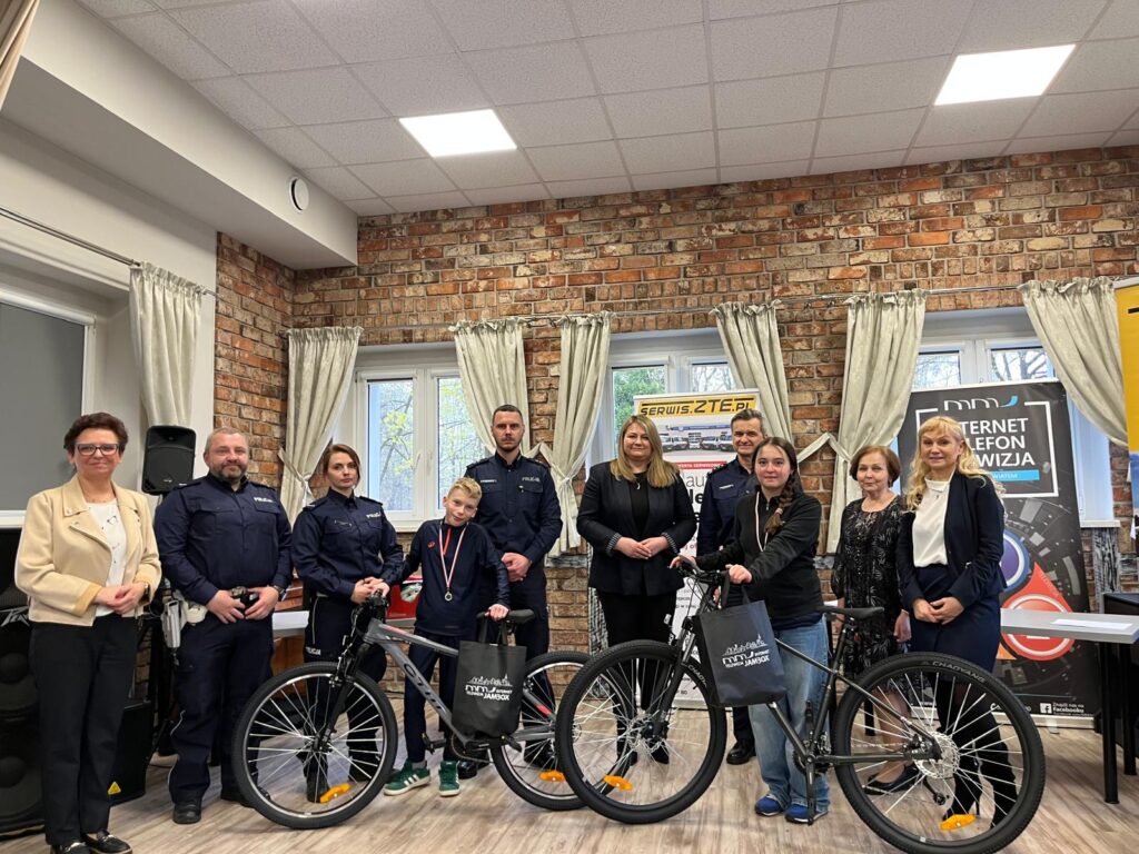 Finaliści konkursu z nagrodami, przybyli goście i organizatorzy 