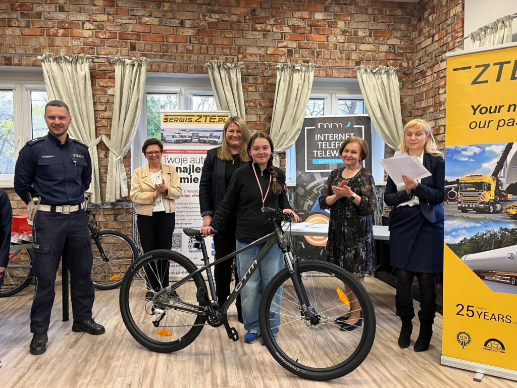 Wręczenie nagrody  – laureatka odbiera rower