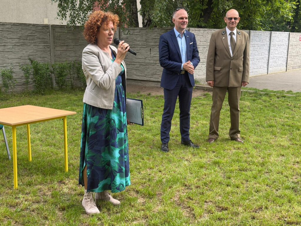 Dyrektor SP3 przemawia obok zaproszonych gości.