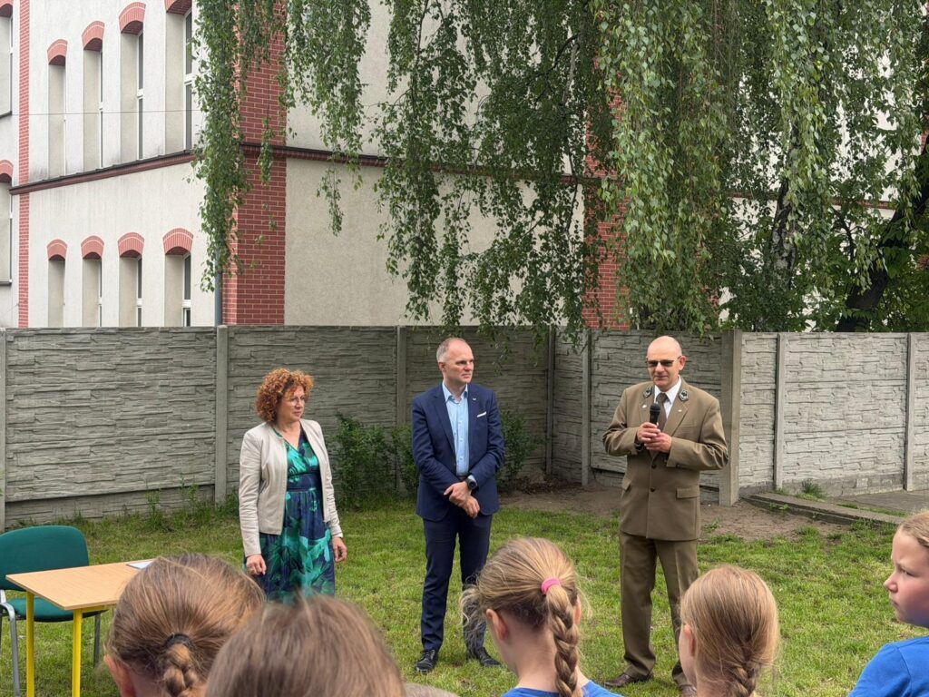 Dyrektor szkoły, przedstawiciel Nadleśnictwa oraz Śląskiego Centrum Wolności i Solidarności przemawiają do uczniów.