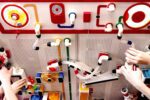Zdjęcie interaktywnej instalacji edukacyjnej poświęconej fizyce wody. Widoczna biała tablica z systemem kolorowych rurek, zaworów, kranów i pokręteł. W górnej części znajduje się manometr oraz tarcze z kolorowymi symbolami. Dziecięce dłonie manipulują elementami instalacji, przelewając wodę przez przezroczyste wężyki.