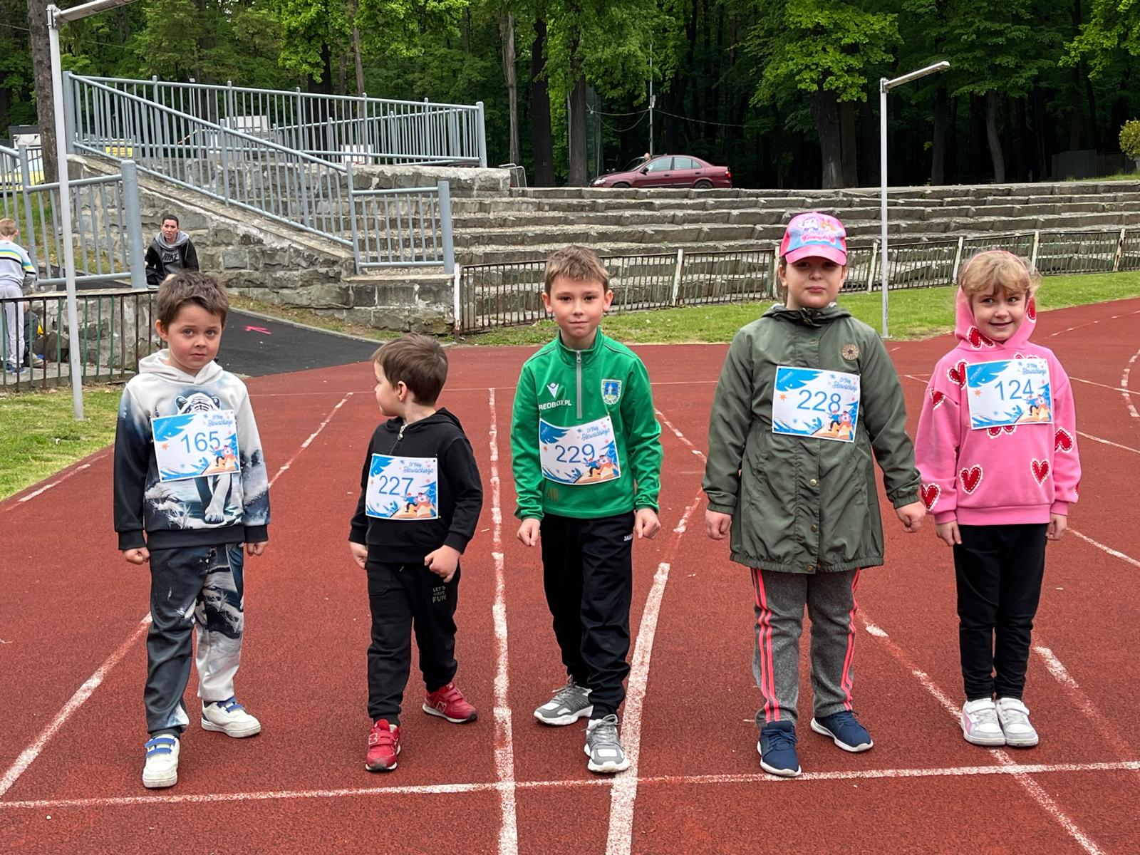 Przedszkolaki uczestniczący w biegu na 400 m