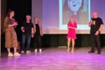 Scena SCK Park Tradycji - na niej kobieta w czerwonej sukience. Towarzyszą im kobieta i mężczyzna na scenie.