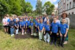 Reprezentanci uczniów SP3 wraz z dyrektorem i zaproszonymi gośćmi przy zasadzonym drzewie.