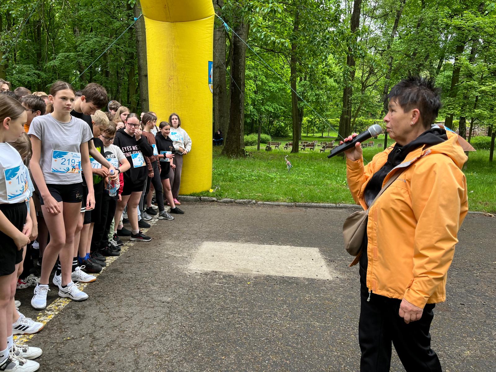 Uczniowie klas 4-8 oraz Rodzice i Przyjacie Szkoły uczestniczący w biegu na 5 km z Panią Dyrektor Jolantą Popczyk
