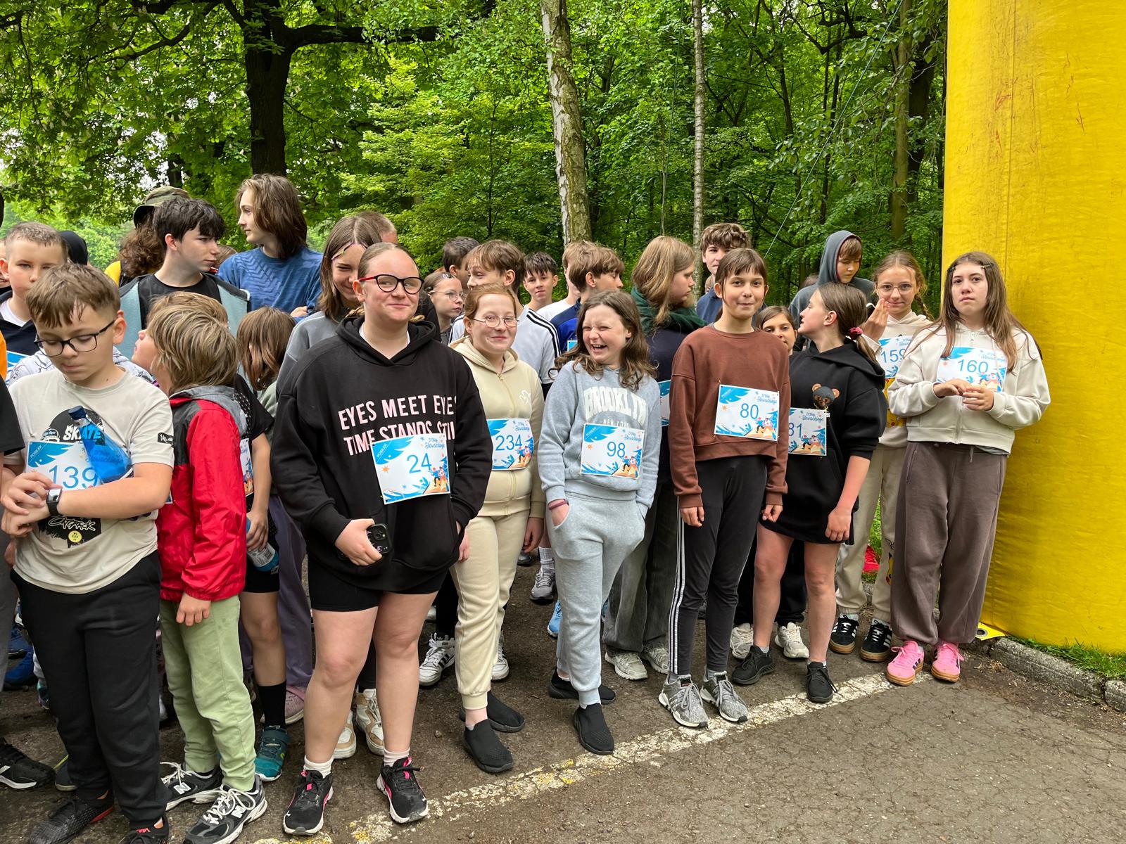 Uczniowie klas drugich uczestniczący w biegu na 800 m
