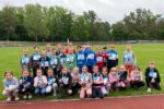 Uczniowie klas pierwszych uczestniczący w biegu na 400 m