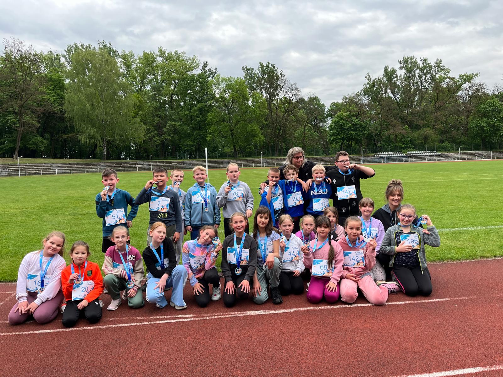 Uczniowie klas trzecich uczestniczący w biegu na 1200 m