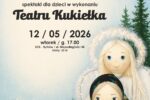 Plakat promujący spektakl dla dzieci pt. „Droga do szczęścia” w wykonaniu Teatru Kukiełka. Grafika utrzymana jest w delikatnej, pastelowej kolorystyce z przewagą jasnych błękitów i zieleni. W centralnej części znajdują się dwie stylizowane, lalkowe postacie przypominające dzieci. Jedna z nich ma jasne włosy i białe, miękkie skrzydła, co sugeruje postać anioła. Druga postać ma na głowie chustkę i ubrana jest w prosty, szary strój. Obie postacie stoją blisko siebie i patrzą w stronę odbiorcy z łagodnym, spokojnym wyrazem twarzy. Tło przedstawia spokojny, naturalny krajobraz z górami w oddali, drzewami oraz roślinnością na pierwszym planie. Całość tworzy bajkową, ciepłą atmosferę odpowiednią dla dziecięcego spektaklu