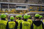 Grupa ludzi w kamizelkach z napisem "gość".