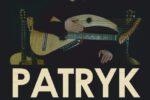 Plakat koncertowy na ciemnym tle, przedstawiający muzyka, Patryka Filipowicza, trzymającego unikalny instrument strunowy (gitarę harfową). Artysta patrzy w stronę widza, ubrany jest w czarny golf. W dolnej części plakatu znajduje się duży, stylizowany napis z teksturą jasnego drewna: „PATRYK FILIPOWICZ TRIO”. Plakat zawiera również miejsce, datę i godzinę wydarzenia.