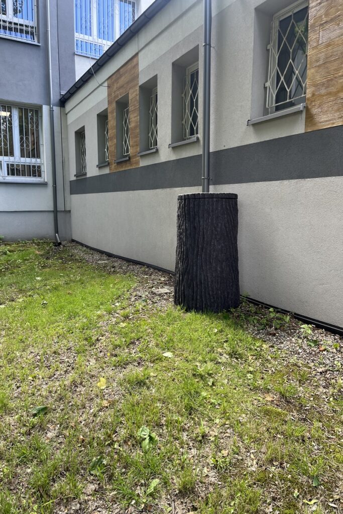 Zbiornik w kształcie pnia do retencjonowania wody deszczowej przy szkole
