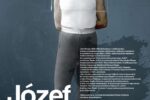 Plakat w stylistyce historycznej, utrzymany w odcieniach szarości, granatu i bieli, z czerwonym akcentem daty. Głównym elementem jest archiwalne, pokolorowane zdjęcie przedstawiające stojącego mężczyznę w średnim wieku z wąsami i brodą – Józefa Dreyzę. Jest on ubrany w białą koszulkę na ramiączkach (gimnastyczną), ciemne spodnie, wysokie buty oraz charakterystyczną czapkę z piórem. W prawym dolnym rogu widnieje ukośny, odręczny podpis: „Józef Dreyza mając lat 50”. W lewym dolnym rogu umieszczono logotypy instytucji (w tym Narodowego Archiwum Cyfrowego).