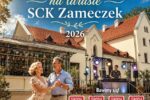 Plakat z fotografią tańczącej pary przed budynkiem SCK Zameczek promujący wakacyjne potańcówki na tarasie.