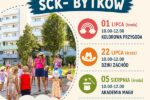 Kolorowy plakat z ilustracjami dzieci i zdjęciem uczestników zabawy promujący wakacyjne animacje dla dzieci organizowane przy SCK Bytków.