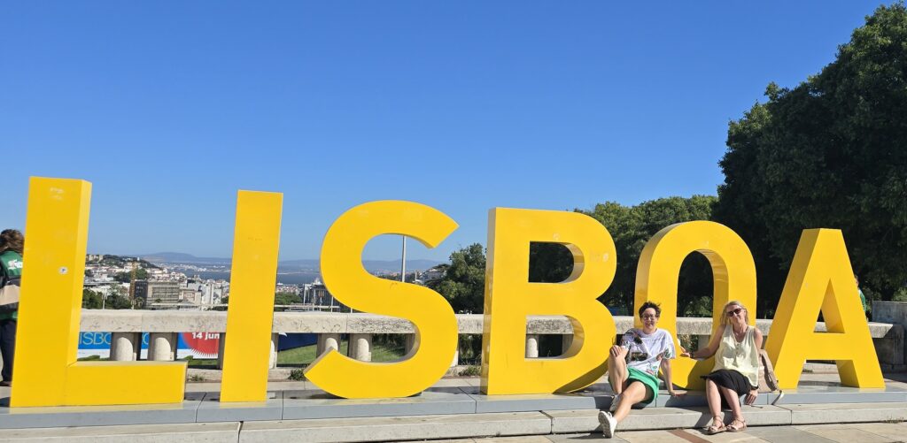Nauczycielki SP 20 przy napisie „LISBOA”
