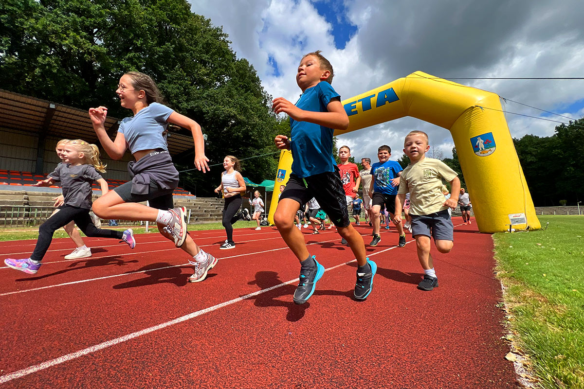 Biegowe powitanie wakacji z prezydentem. Sport, zabawa i rodzinne emocje w Pszczelniku