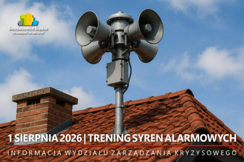 Metalowy maszt z czterema głośnikami syren alarmowych umieszczony na dachu budynku pokrytego czerwoną dachówką. Na dole grafiki widoczny biały napis na czerwonym tle zapowiadający trening syren.