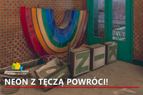 Wnętrze zniszczonego budynku z kaflami na ścianie. Na zabrudzonej posadzce leży kolorowy neon w kształcie łuku tęczy oraz kasetony z zielonymi literami napisu. Obok znajdują się przeszklone, zielone drzwi.