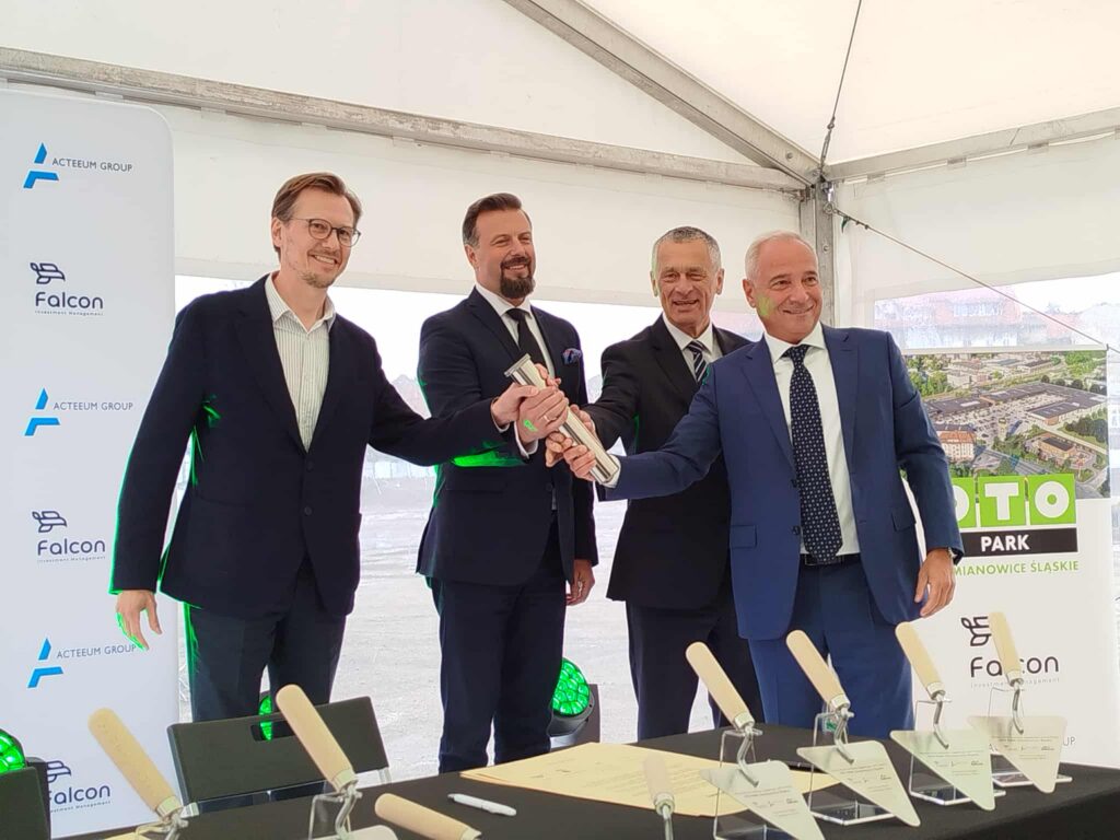 Na zdjęciu z tubą i czterema postaciami: To wmurowanie kamienia węgielnego pod budowę OTO PARK. Na zdjęciu od lewej:
· Jarosław Retmaniak Dyrektor Finansowy (CFO) oraz Członek Zarządu w firmie [FALCON INVESTMENT MANAGEMENT, jednego z dwóch inwestorów OTO PARK Siemianowice Śląskie
· Rafał Piech, Prezydent Miasta Siemianowice Śląskie
· Tomasz Sałata, członek zarządu MIRBUD SA
· Tomasz Szewczyk, prezes Acteeum Central Europe, drugiego z inwestorów OTO PARK Siemianowice Śląskie