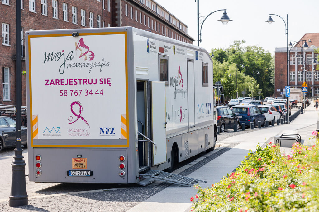 Mammobus stojący przy chodniku.