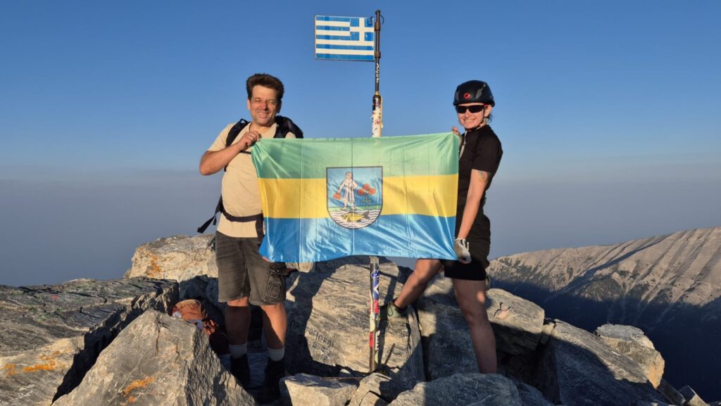 Justyna Kurpet i Krzysztof Szyga z flagą Siemianowic Śląskich na Mitikasie (2917 m n.p.m.) – najwyższym szczycie masywu Olimpu.