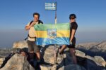 Justyna Kurpet i Krzysztof Szyga z flagą Siemianowic Śląskich na Mitikasie (2917 m n.p.m.) – najwyższym szczycie masywu Olimpu.