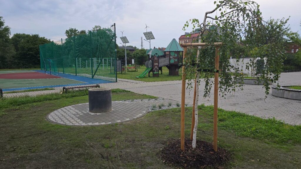 Wybrukowany plac pod zegar słoneczny.