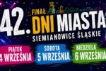 Baner promocyjny informujący o wydarzeniu „FINAŁ 42. DNI MIASTA SIEMIANOWICE ŚLĄSKIE”. Grafika w poziomym formacie o mocno imprezowym charakterze. Tło jest ciemne, rozświetlone fioletowo-różowymi refleksami świateł estradowych, kolorowym konfetti oraz iluminacją wieży wyciągowej szybu górniczego po prawej stronie. W centralnej części znajduje się duży, biało-żółty napis „FINAŁ 42. DNI MIASTA SIEMIANOWICE ŚLĄSKIE” z kolorową linią przedstawiającą panoramę obiektów miasta. Poniżej umieszczono trzy barwne prostokąty z datami.