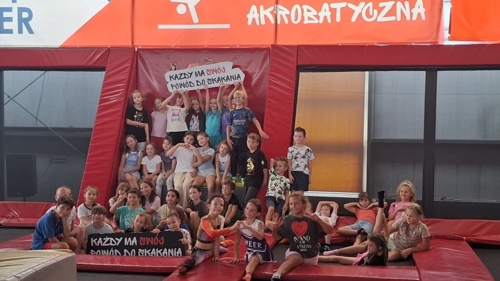 Dzieci w Parku trampolin