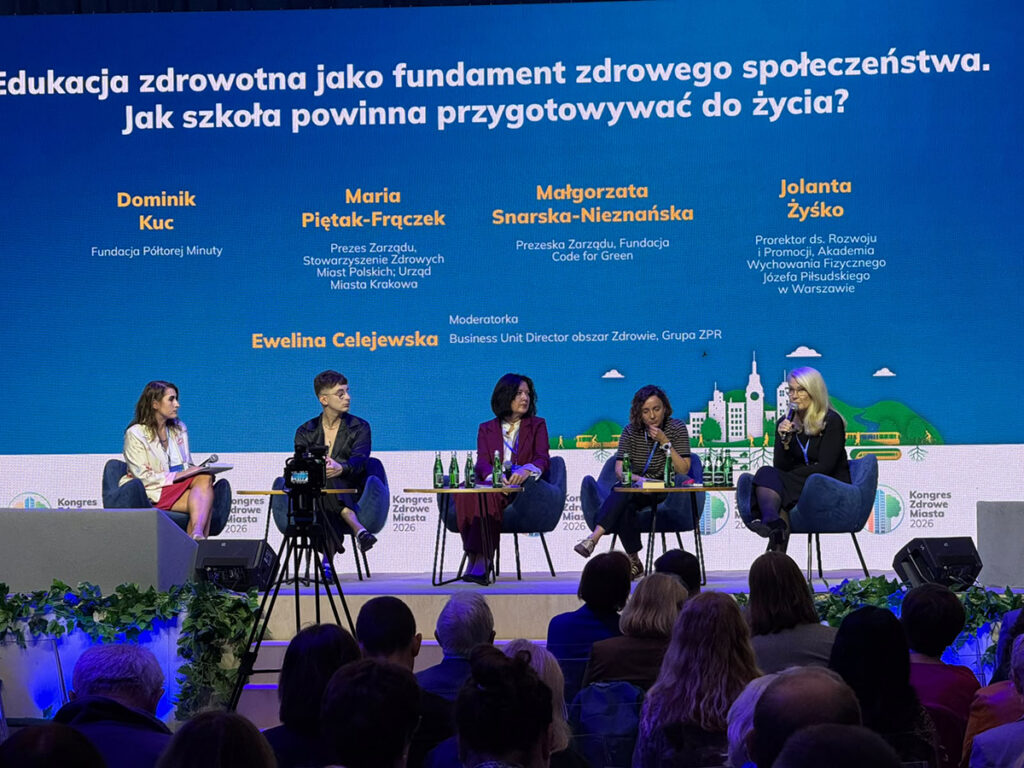 Panel „Edukacja zdrowotna jako fundament zdrowego społeczeństwa. Jak szkoła powinna przygotowywać do życia?” podczas Kongresu Zdrowe Miasta 2026. Pięć uczestniczek siedzi na scenie przed publicznością.