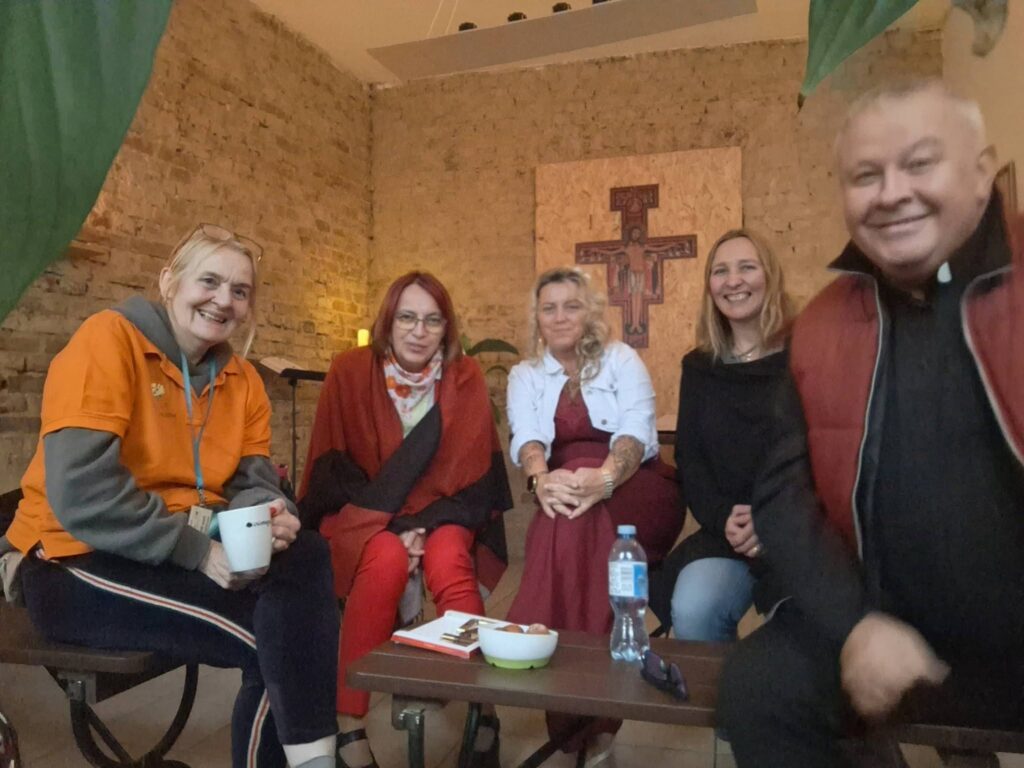 Spotkanie przy ul. Śniadeckiego 7, pani Ewa - wolontariuszka Fundacji Bethlehem, Elżbieta Nieszporek - Pełnomocnik ds. Organizacji Pozarządowych UM Siemianowice, terapeutka Fundacji Bethlehem, Marta Szwarc Rzecznik Prasowy Ekumenicznej Fundacji Bethlehem, ks. Krzysztof Nieciąg - Prezes Zarządu Fundacji Bethlehem.