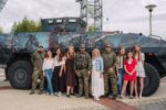 Przedstawicie Fundacji Grot oraz autorka projektów i pokazu mody Justyna Kulik wraz ze swoimi modelkami