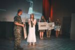 Artystka projektantka Justyna Kulig podziękowania składa na ręce Andrzeja Ostrowskiego – Prezesa Fundacji Grot