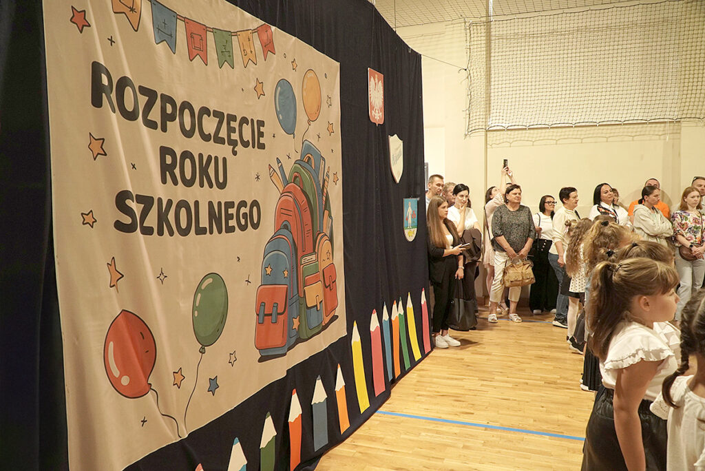Rozpoczęcie roku szkolnego - baner z materiału podczas szkolnej akademii.