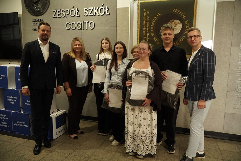 Uczniowie Zespołu Szkoł COGITO pozują do zdjęcia z prezydentem miasta oraz dyrekcją szkoły.