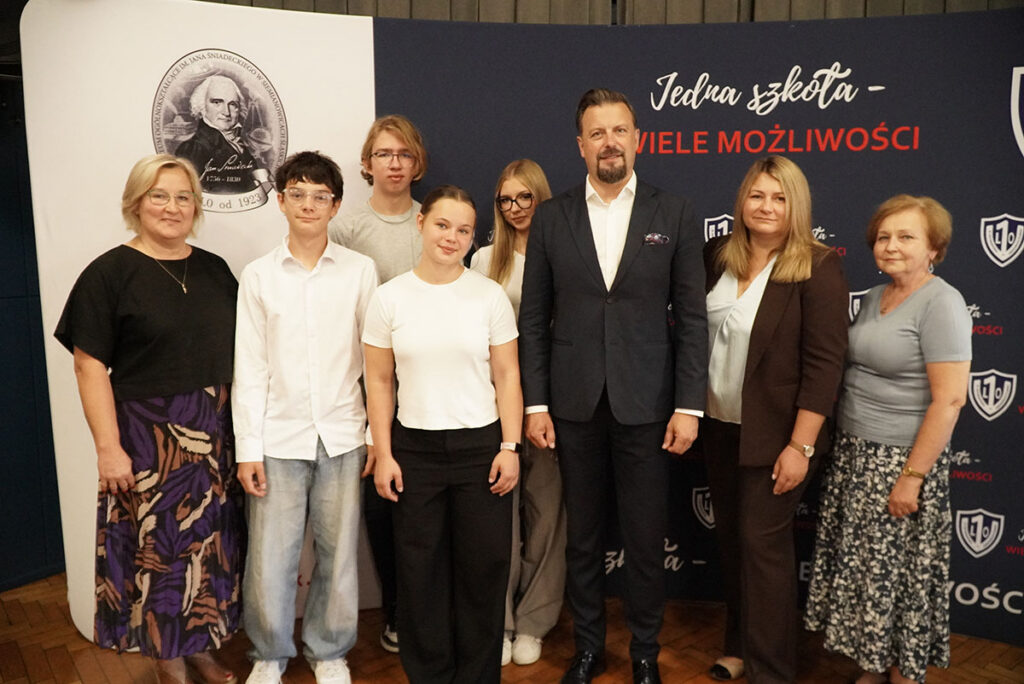 Prezydent Rafał Piech i jego zastępca, Beata Gałecka w otoczeniu uczniów z I LO.