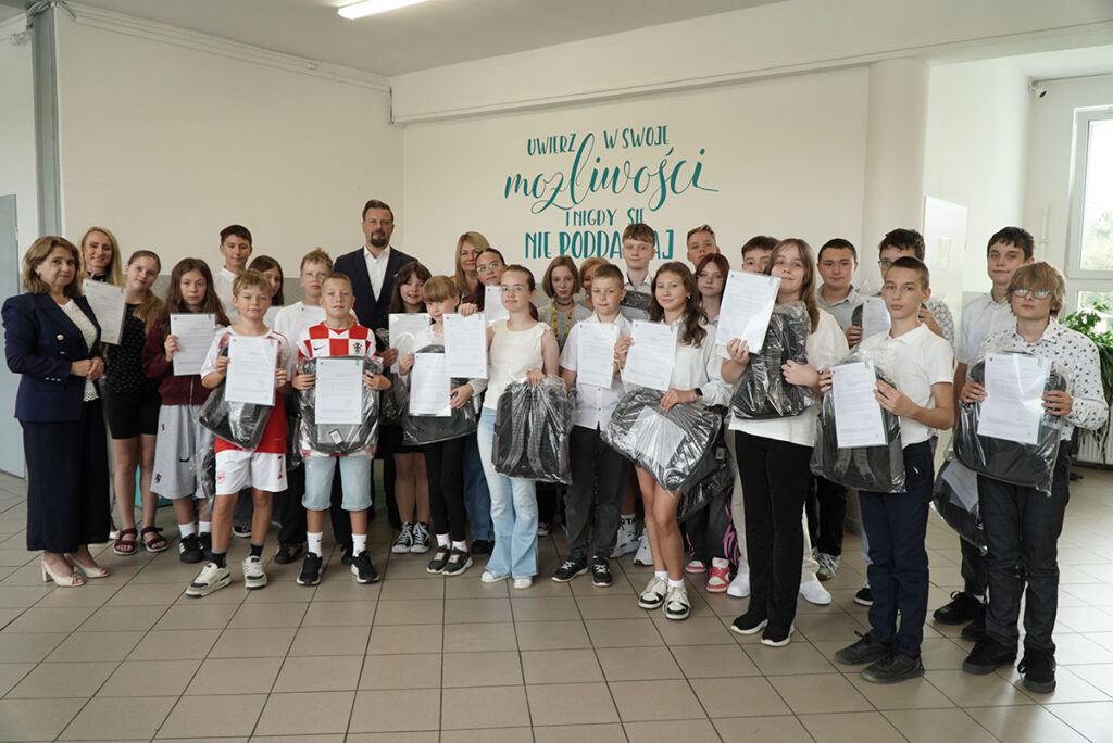 Uczniowie Szkoły Podstawowej nr 20 w trakcie pamiątkowej fotografii z prezydentem miasta i jego zastępcą.