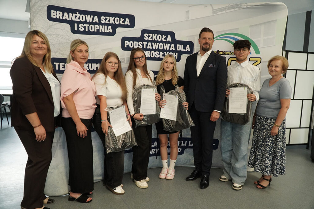 Pamiątkowej zdjęcie prezydenta miasta, jego zastępcy, dyrekcji szkoły oraz uczniów Zespołu Szkół Ogólnokształcących i Zawodowych.