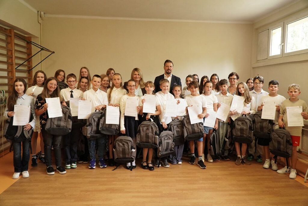 Uczniowie i dyrekcja Szkoły Podstawowej nr 6 pozują do pamiątkowej fotografii z prezydentem miasta i jego zastępcą.