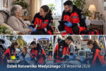 Kolaż trzech fotografii przedstawiających ratowników medycznych podczas codziennej pracy. W górnej części dwoje ratowników w czerwono-czarnych uniformach udziela pomocy starszej kobiecie w jej domu. W dolnej lewej części ratownicy zajmują się poszkodowaną kobietą przy samochodzie po wypadku drogowym, obok znajduje się ambulans. W dolnej prawej części dwoje ratowników udziela pomocy pacjentowi we wnętrzu karetki, korzystając z aparatury medycznej. Na dole grafiki widnieje napis „Dzień Ratownika Medycznego | 8 września 2026”.