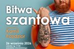 Grafika promująca Bitwę Szantową. Widoczny jest na niej brodaty i wytatuowany mężczyzna z brodą, który trzyma koło ratunkowe, ubrany w retro kostium pływacki. Mężczyzna kciukiem wskazuje na duży napis Bitwa Szantowa. Wokół także mniejsze napisy dotyczące szczegółów wydarzenia oraz logotypy organizatorów, podmiotów dofinansowujących oraz projektu Siemion może w morze 2.