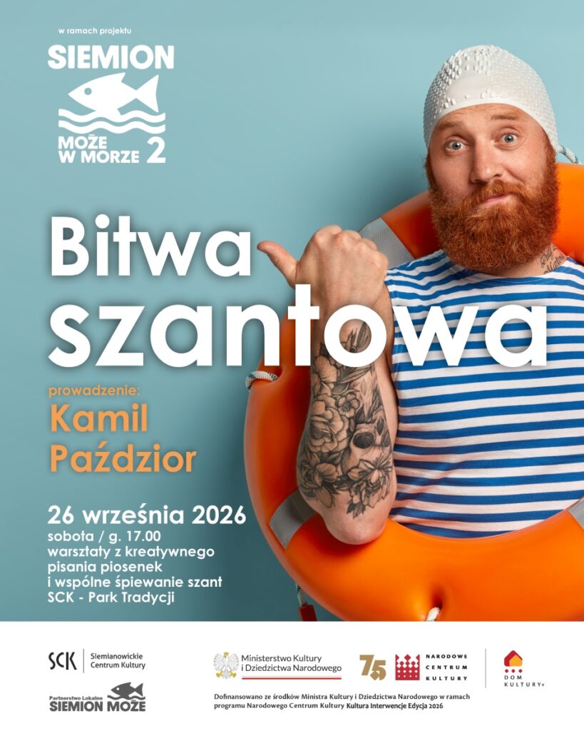 Grafika promująca Bitwę Szantową. Widoczny jest na niej brodaty i wytatuowany mężczyzna z brodą, który trzyma koło ratunkowe, ubrany w retro kostium pływacki. Mężczyzna kciukiem wskazuje na duży napis Bitwa Szantowa. Wokół także mniejsze napisy dotyczące szczegółów wydarzenia oraz logotypy organizatorów, podmiotów dofinansowujących oraz projektu Siemion może w morze 2.