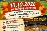 Plakat w ciepłej, jesiennej kolorystyce ozdobiony motywem kolorowych, klonowych liści. W górnej części widnieje zdjęcie ruin Zamku w Olsztynie na tle zielonego wzgórza i niebieskiego nieba. W dolnej części po prawej stronie zamieszczono zdjęcie wnętrza Rezerwatu Archeologicznego z wykopaliskiem oraz prostą grafikę zielonego autokaru. Po lewej stronie wypisano punkty programu wycieczki opatrzone czytelnymi ikonicznymi symbolami (naczynie, zamek, nagrobek, drzewa). Na dole plakatu znajduje się logo Siemianowickiego Centrum Kultury