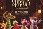 Plakat ma stylizowaną, bajkową oprawę przedstawiającą scenę teatralną ujętą w ramy z czerwonych, marszczonych kurtyn. U góry wiszą dekoracyjne złote gwiazdy oraz półksiężyc z twarzą. Poniżej duży, ozdobny napis tytułowy „WIELKIE SPRAWY małej żaby” oraz szczegóły wydarzenia. W dolnej części plakatu, na drewnianej podłodze sceny, tańczą cztery lalkowe postacie: duży zielony krokodyl w cylindrze, mała zielona żabka w czerwonej sukience, różowy smok oraz fioletowy, puszysty stworek. Na samym dole znajduje się logo Siemianowickiego Centrum Kultury.