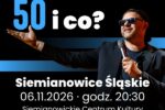 Plakat utrzymany w ciemnej kolorystyce z jasnoniebieskimi i białymi akcentami. Po prawej stronie znajduje się zdjęcie Tomasza Karolaka w okularach przeciwsłonecznych, ciemnej marynarce i czapce ubranej tył na przód, który trzyma mikrofon w jednej dłoni, a drugą rękę gestykuluje w stronę widza. Po lewej stronie i u góry umieszczono duże napisy: „TOMASZ KAROLAK”, błękitno-biały tytuł „50 i co?” oraz szczegółowe dane o terminie i miejscu wydarzenia.