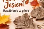 Kwadratowa grafika w ciepłych, jesiennych odcieniach brązu, pomarańczu i żółci. U góry, na jasnym tle, znajduje się napis „Faktury Jesieni” w kolorze miedzianym, przy ozdobionym ikoną liścia, a poniżej ciemnobrązowy podtytuł „Rzeźbienie w glinie”. Na drewnianym blacie roboczym leżą uszczypnięte z gliny rzeźby w kształcie liści dębu i buka z wyraźnie odciśniętą strukturą nerwów, a obok nich narzędzia rzeźbiarskie (dłutko i oczko do gliny) oraz prawdziwe, kolorowe liście klonu.